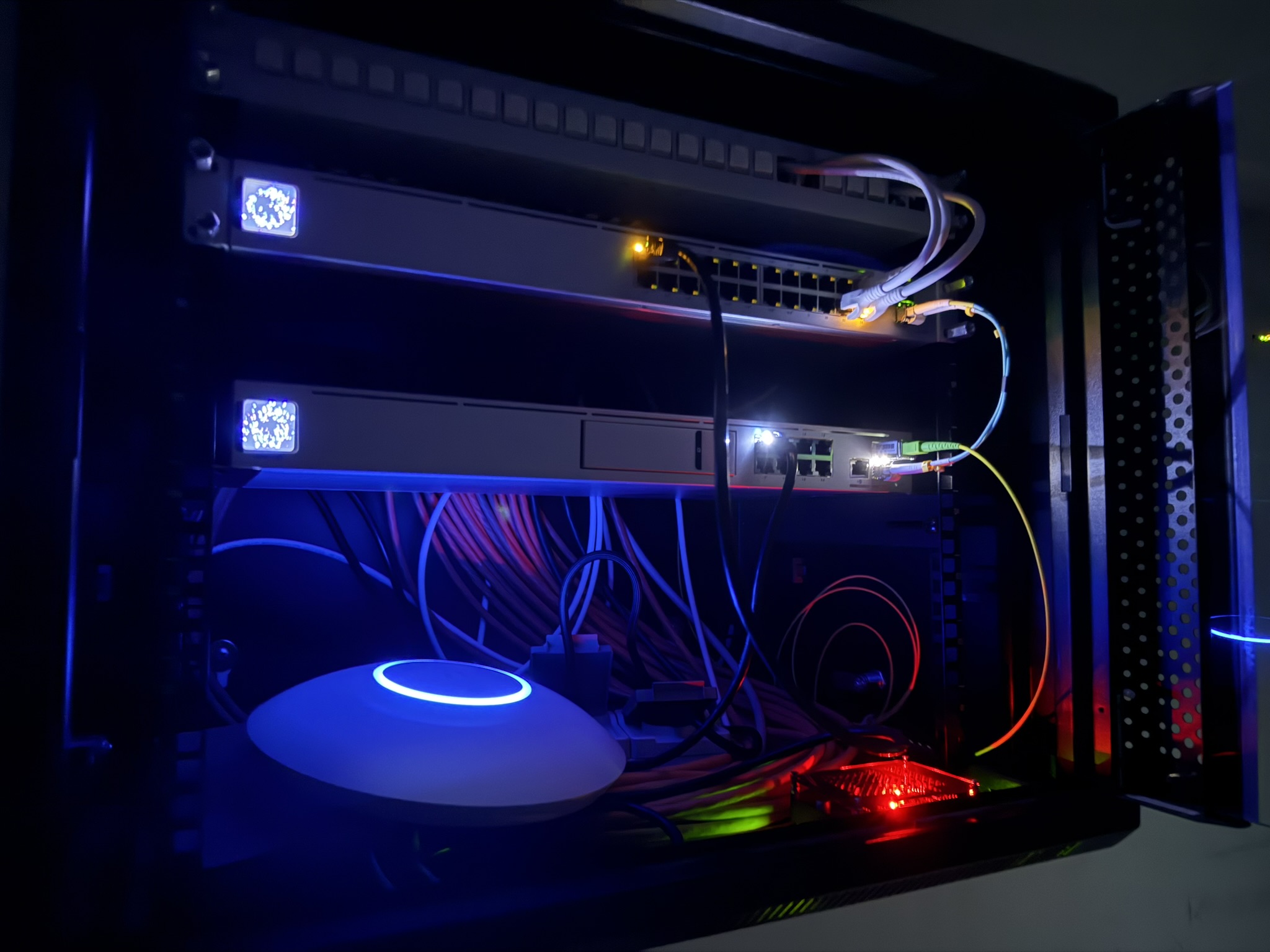 Netzwerk Rack mit Ubiquiti Dream Machine Special Edition UDM-SE 